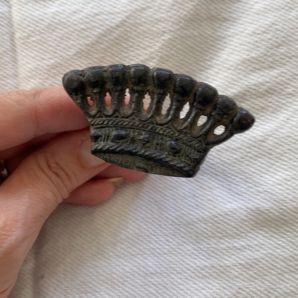 Set of 8 Crown Metal Napkin Rings - Picture 1 of 4